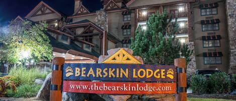 Une enseigne pour le Bearskin Lodge, avec l’adresse de son site web.