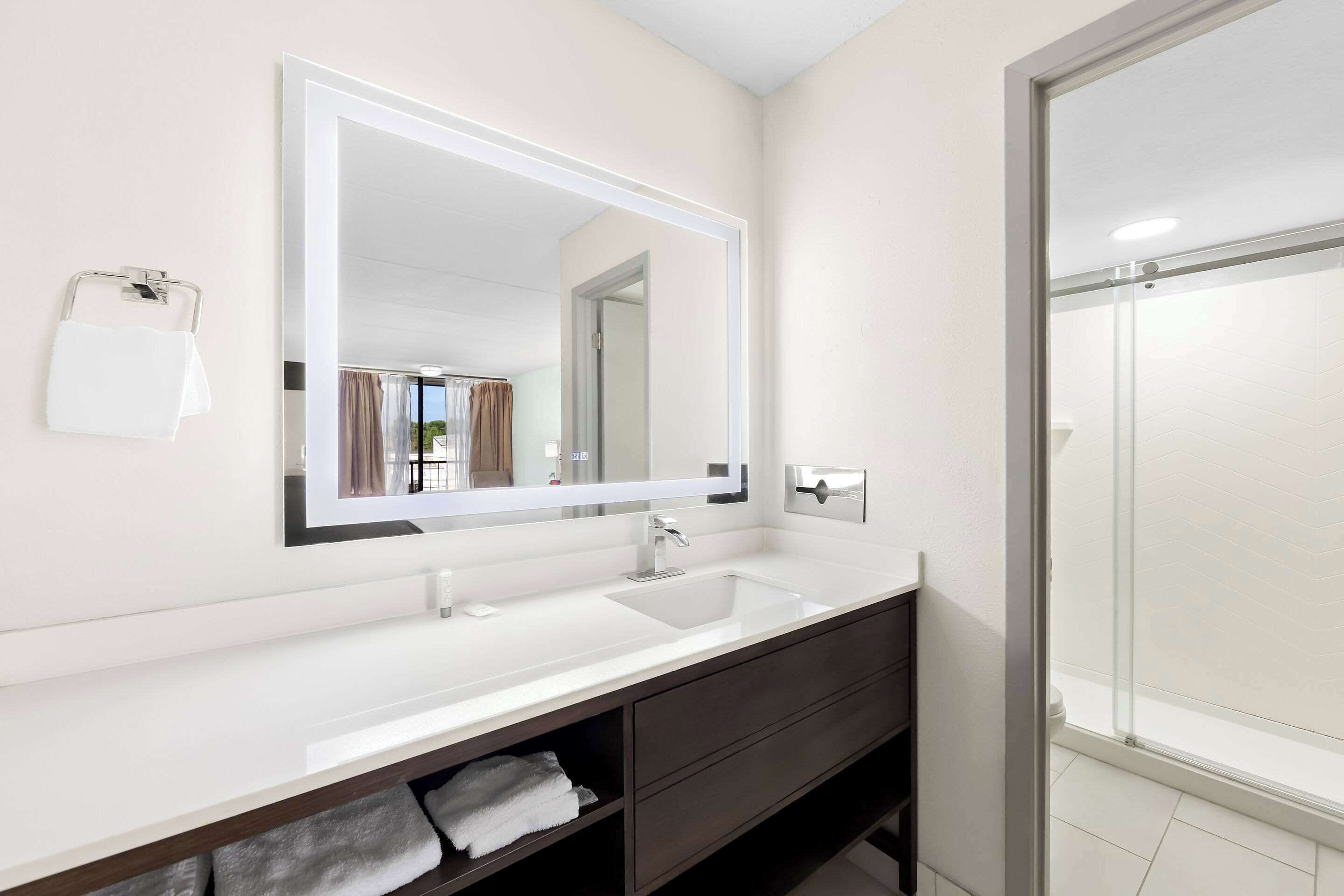 أغطية فراش متميزة وألحفة محشوة بالريش وأسرّة بطبقة علوية مريحة ومكتب