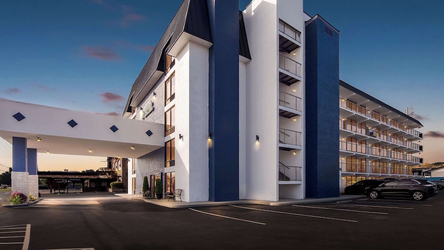 Clarion Inn & Suites near the Leconte Center Pigeon Forge