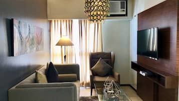 2 Bedroom Corner Suite | Minibar, caja de seguridad en la habitación y escritorio
