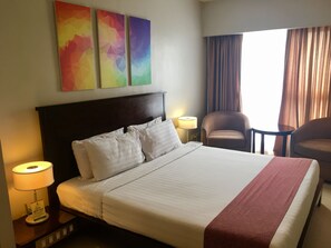 Deluxe King Room  | Minibar, in-room safe, individually decorated, individually furnished - Millenia Suites (Pasig)