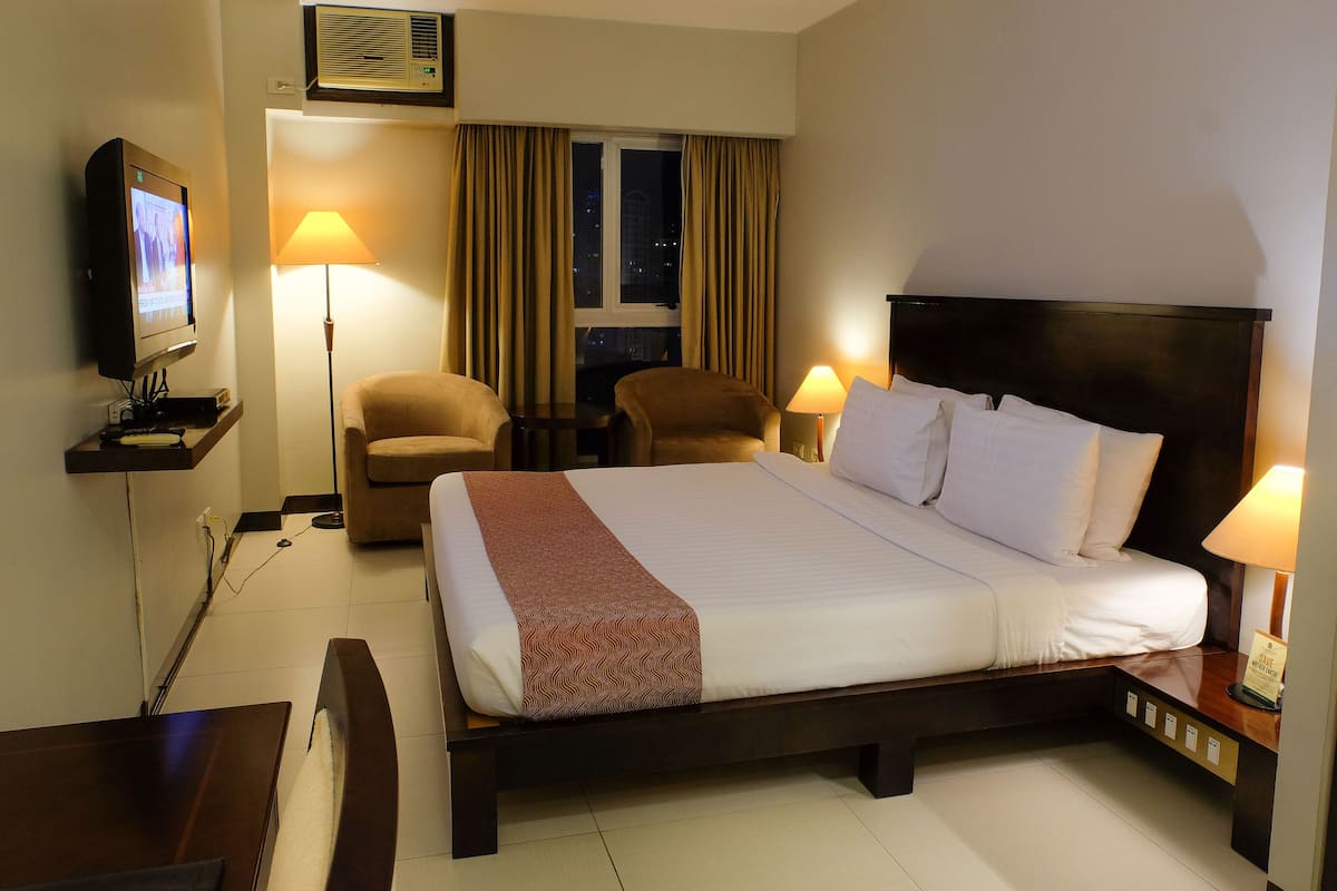 Classic Studio | Minibar, in-room safe, desk, laptop workspace