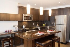 Suite, 2 chambres | Cuisine privée | Réfrigérateur grande capacité avec congélateur, four à micro-ondes