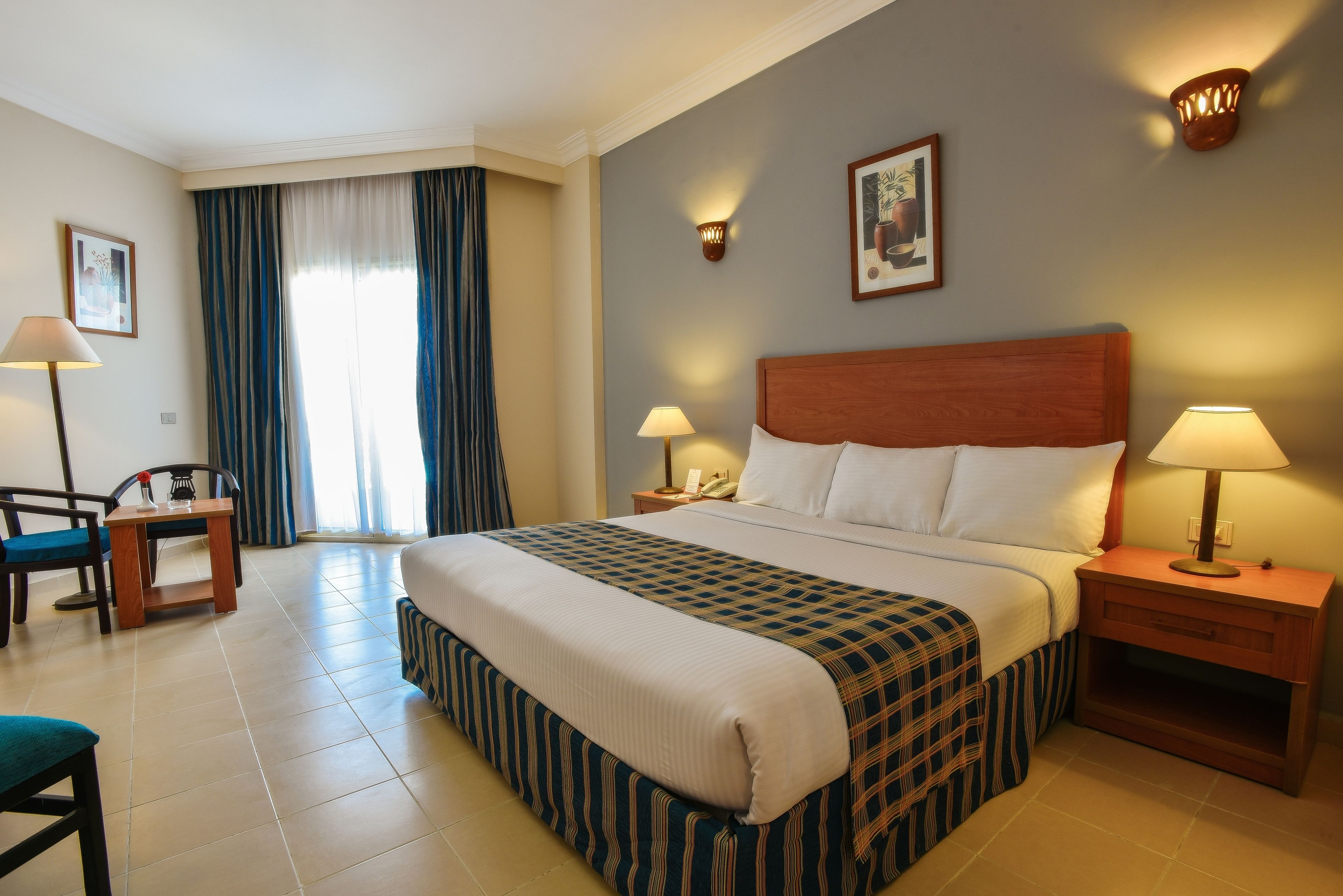 고급 침구, 미니바, 객실 내 금고, 책상