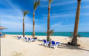 Playa privada, sillas reclinables de playa, sombrillas, toallas de playa