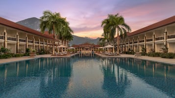 Outdoor pool, free cabanas, pool umbrellas