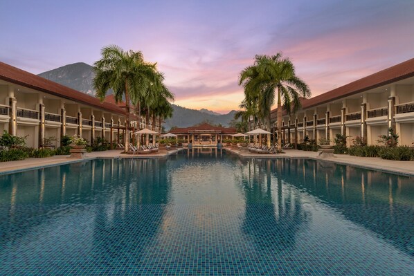 Outdoor pool, free pool cabanas, pool umbrellas - Four Points by Sheraton Palawan Puerto Princesa (Puerto Princesa)