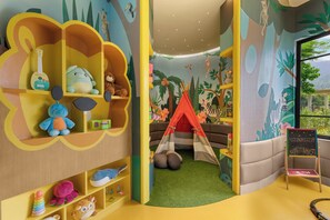 Zona de juegos infantil cubierta