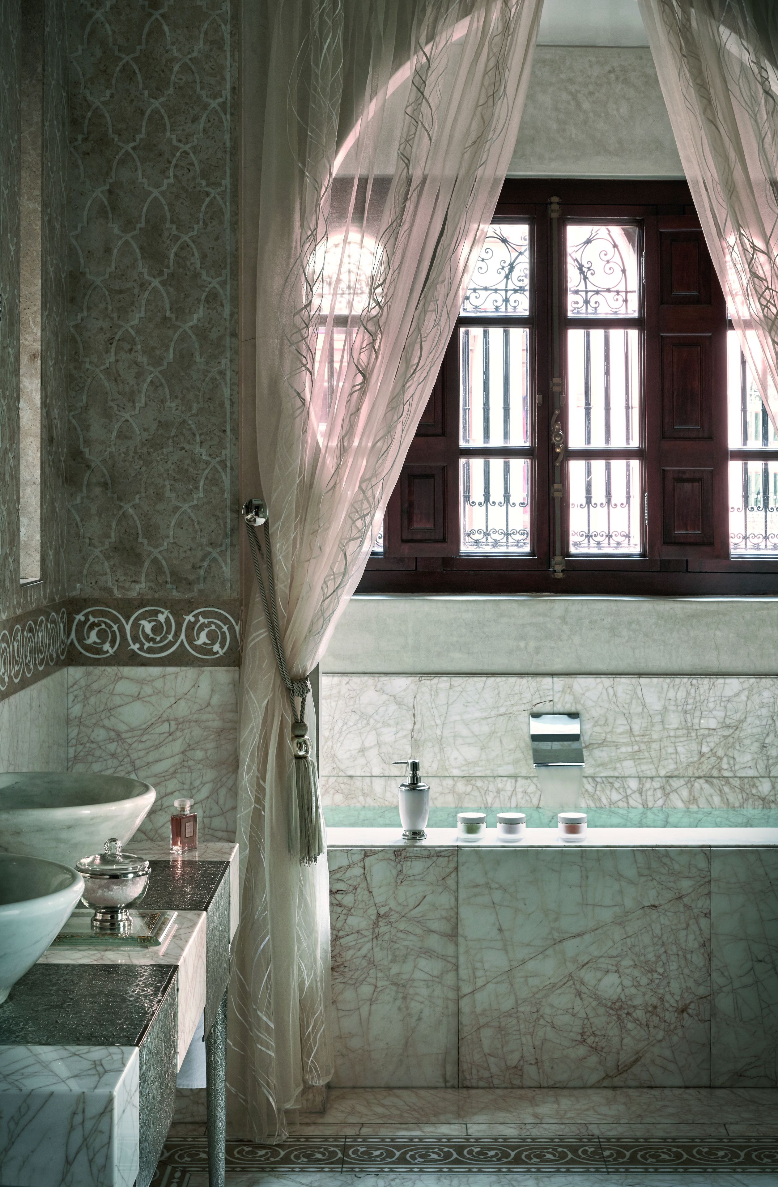 riad premier-1 chambre | bathroom | combined shower/bathtub, deep-soaking bathtub, rainfall showerhead