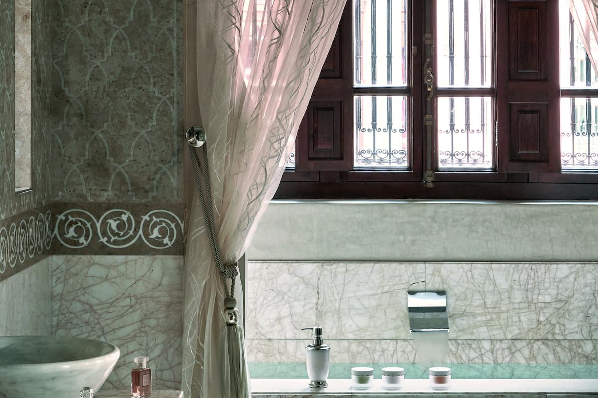 riad premier-1 chambre | bathroom | combined shower/bathtub, deep-soaking bathtub, rainfall showerhead