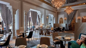 A spacious hotel lobby with marble floors, elegant chandeliers, and a grand staircase. - Royal Mansour Marrakech (Marrakech)