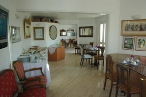 Free daily buffet breakfast