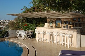 بار بجانب حمام السباحة