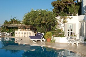 حمّام سباحة خارجي موسمي، مظلات على حمّام السباحة، مقاعد للتشمس