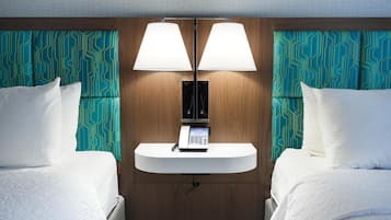 Chambre, 2 grands lits | Coffre-fort, bureau, fer et planche à repasser, lit de bébé (gratuit)
