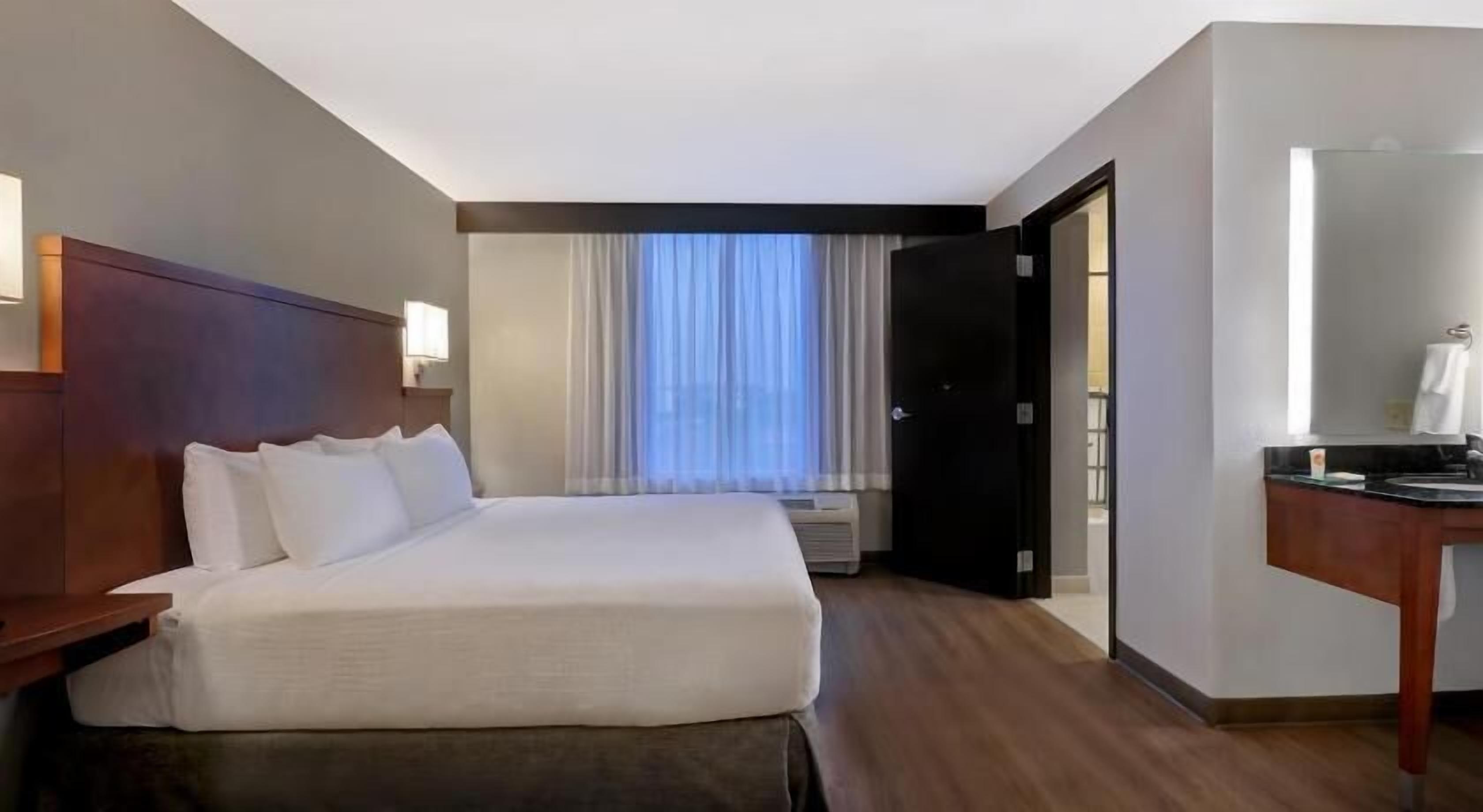 Premium bedding, in-room safe, desk, iron/ironing board