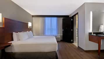 Chambre, 1 très grand lit, accessible aux personnes à mobilité réduite (Shower) | Literie de qualité supérieure, coffres-forts dans les chambres, bureau