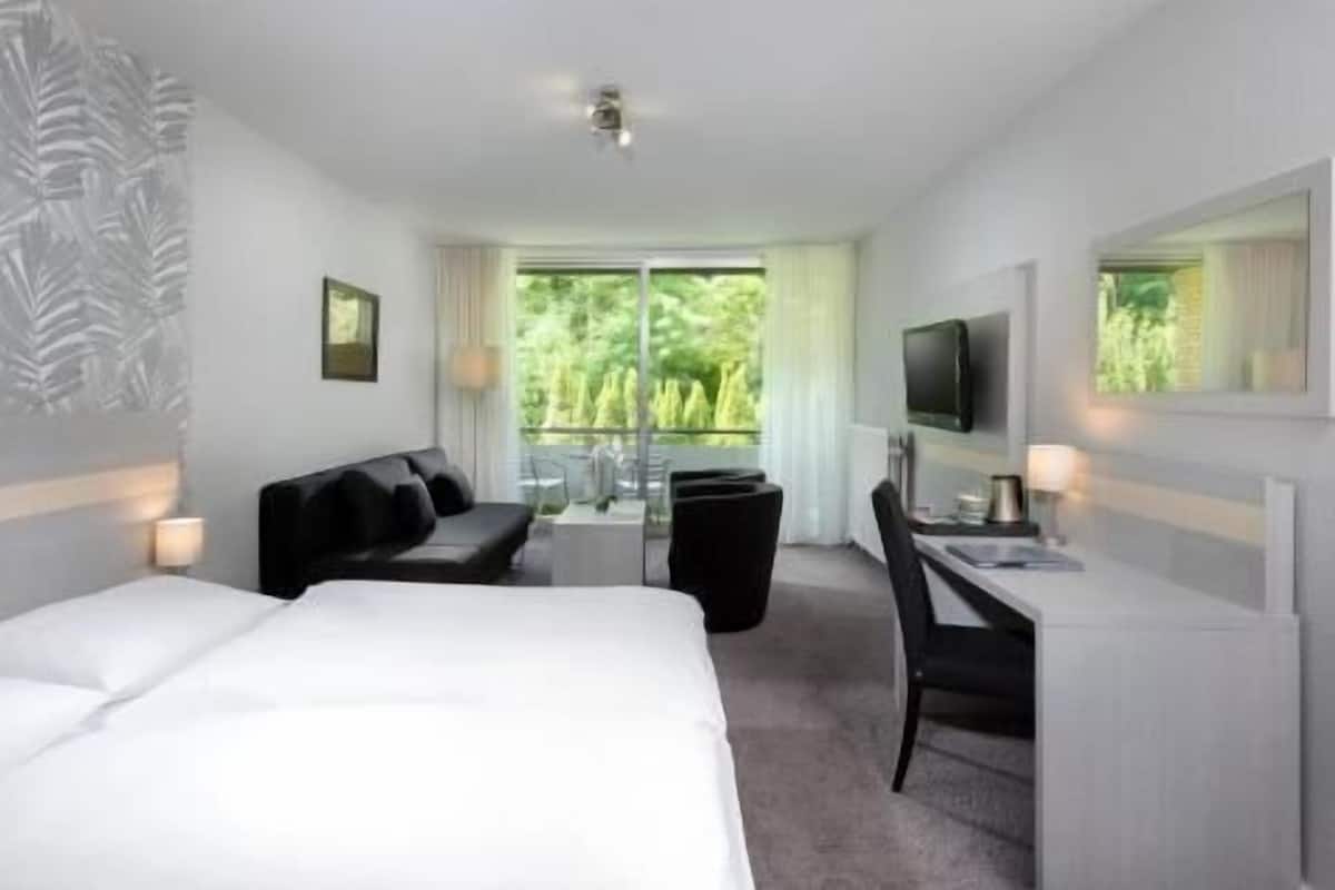 Pillowtop beds, iron/ironing board, free WiFi, bed sheets