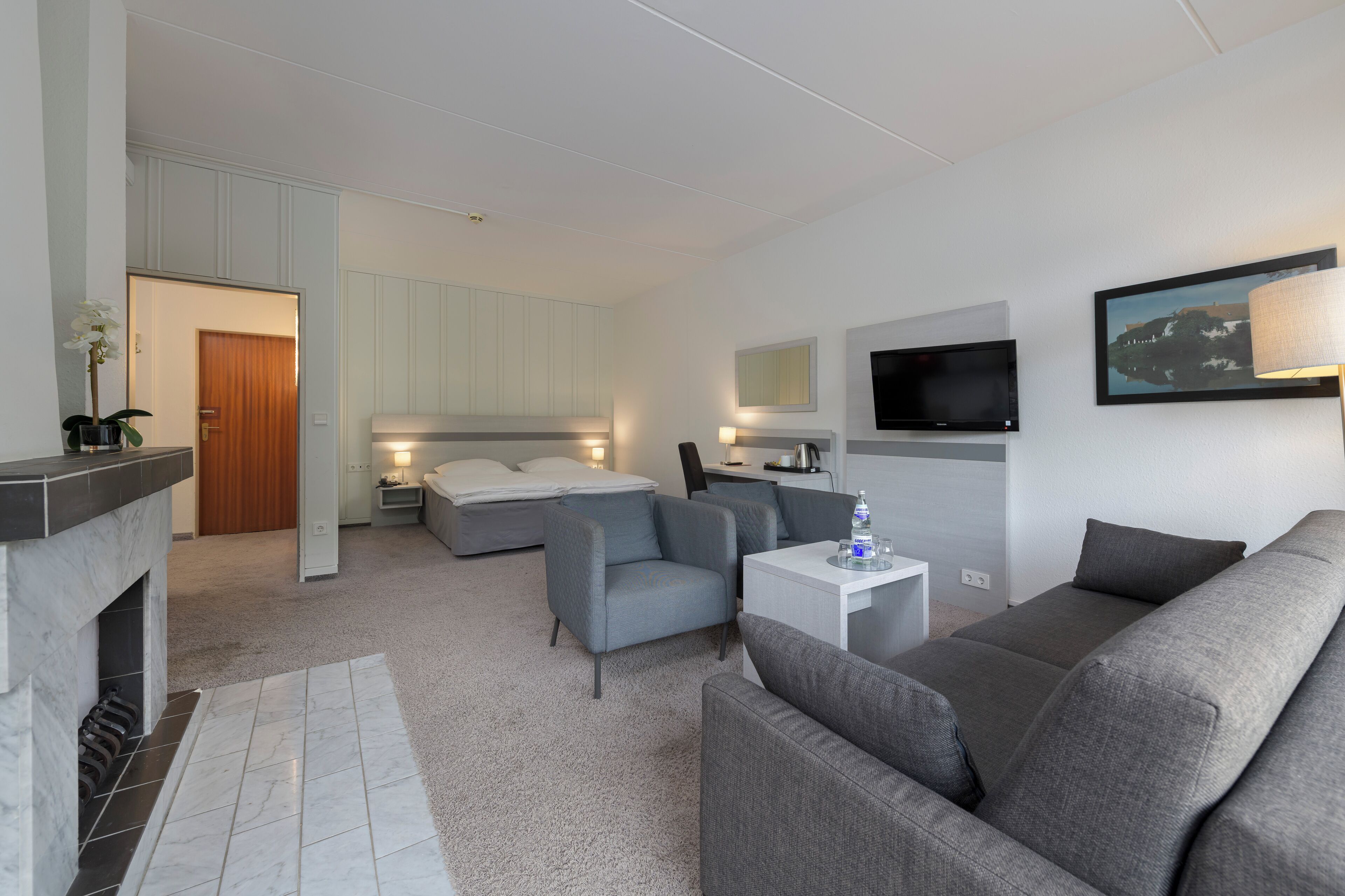 Suite (Pool) | Senger med overmadrass, strykejern/-brett, wi-fi (inkludert) og sengetøy