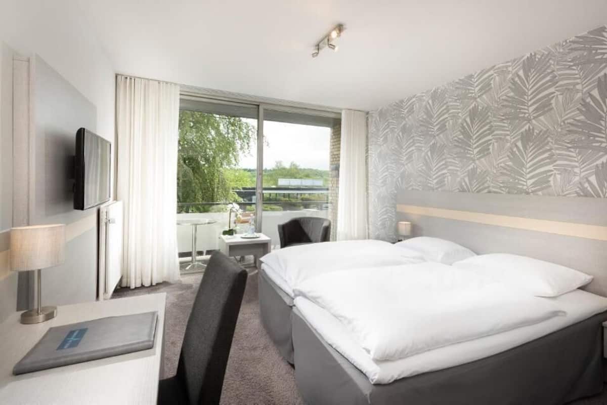 Pillowtop beds, iron/ironing board, free WiFi, bed sheets