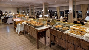 A buffet area with various food items and tables. - Sunday Hotel des Nordens (Harrislee)