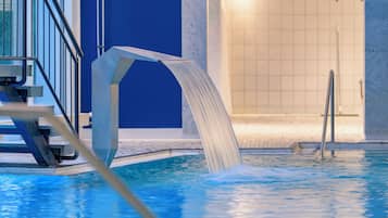 Innendørsbasseng, utendørsbasseng og solsenger