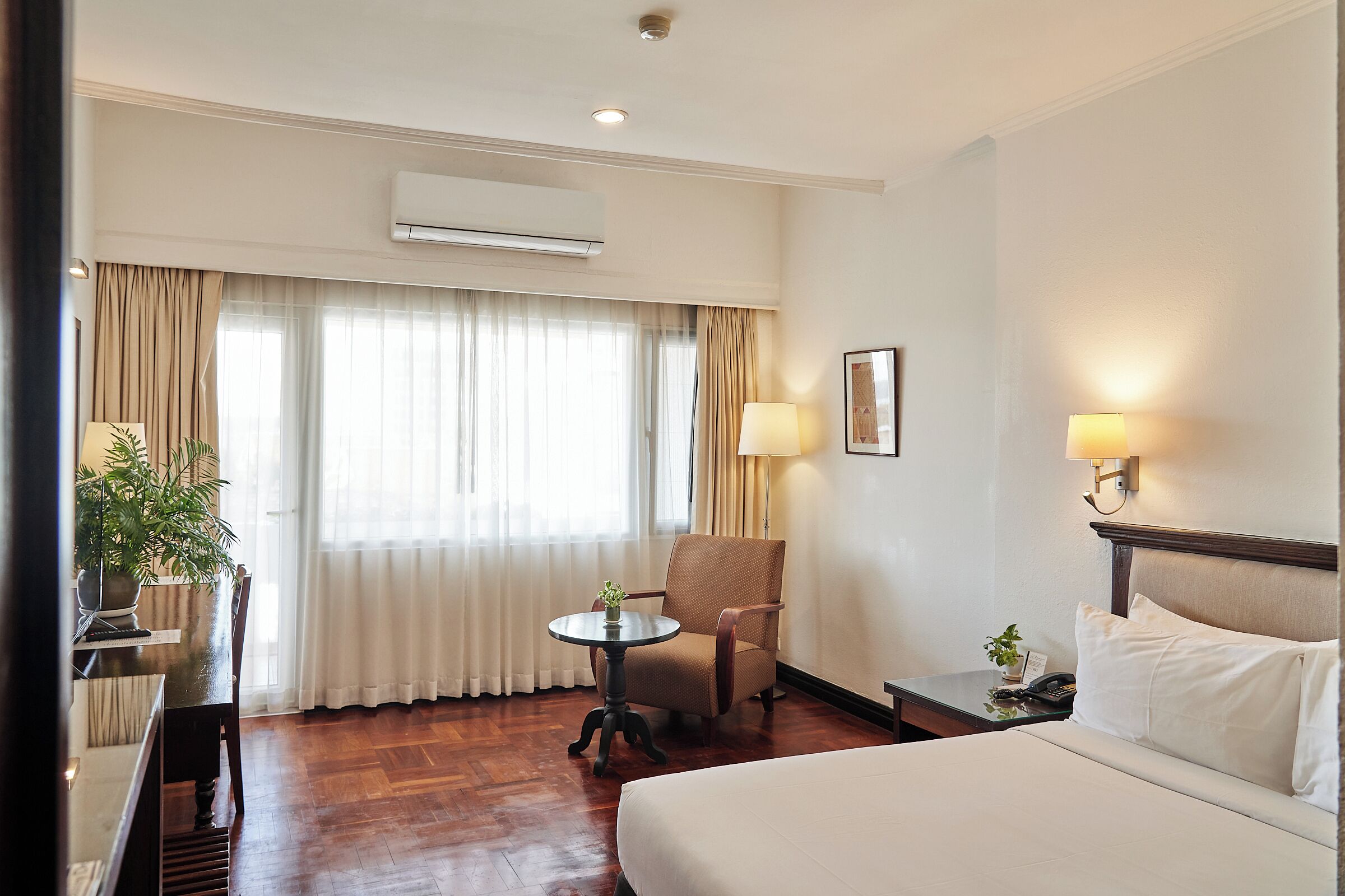 Minibar, caja fuerte, mobiliario individual