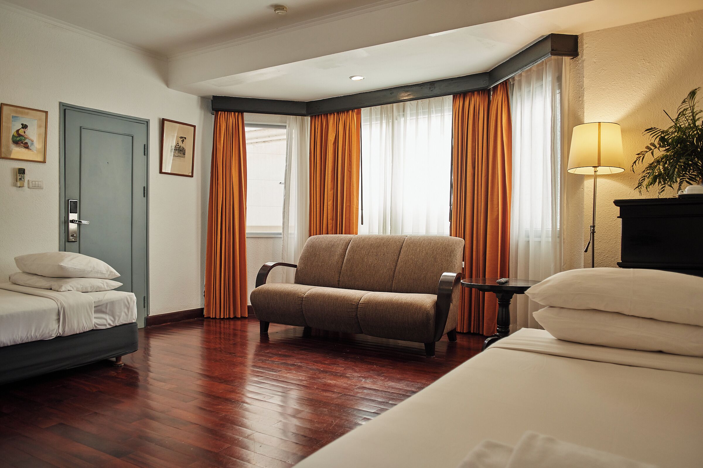 Minibar, caja fuerte, mobiliario individual