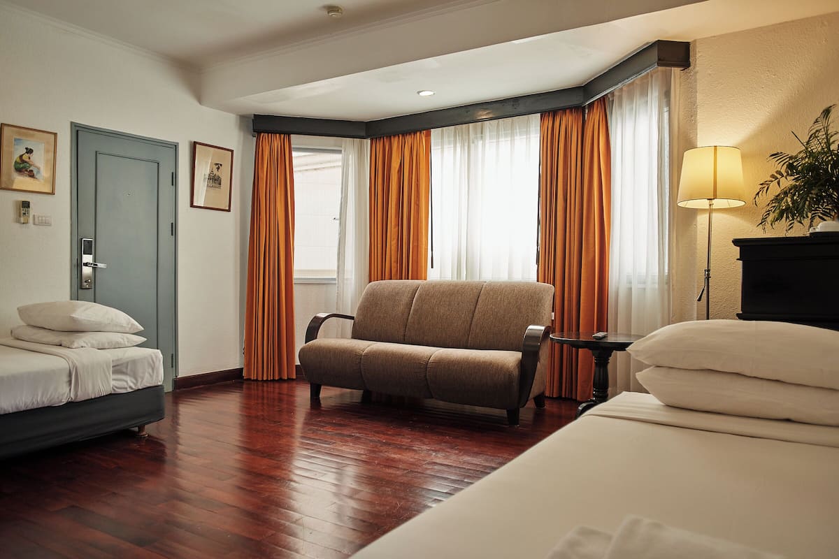 Minibar, caja de seguridad en la habitación y muebles diferentes