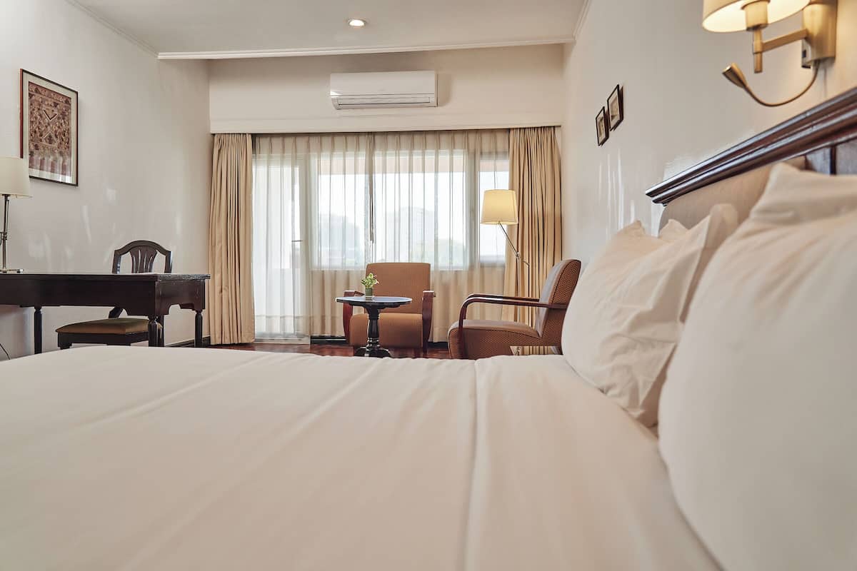 Minibar, caja de seguridad en la habitación y muebles diferentes