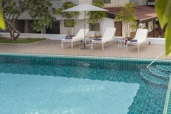 Hồ bơi ngoài trời, dù/ô trên bãi biển/hồ bơi, ghế dài tắm nắng