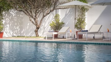 Piscine extérieure, parasols de plage, chaises longues