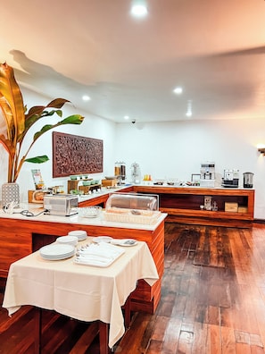 Bữa sáng buffet hàng ngày (8 USD/mỗi người)