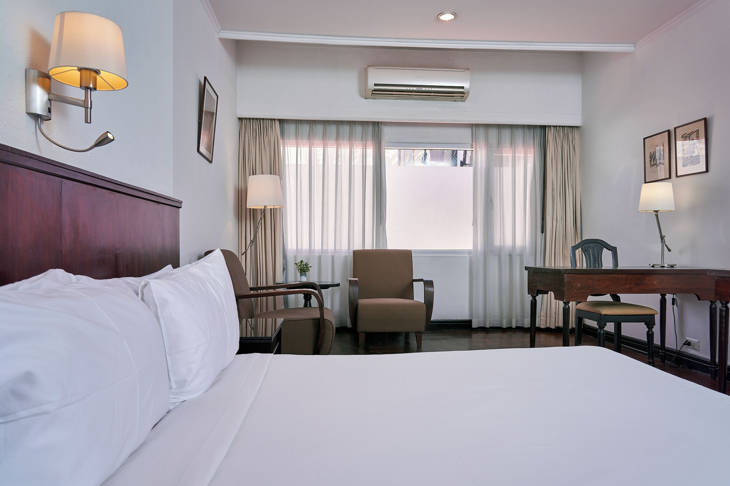 Minibar, caja fuerte, mobiliario individual