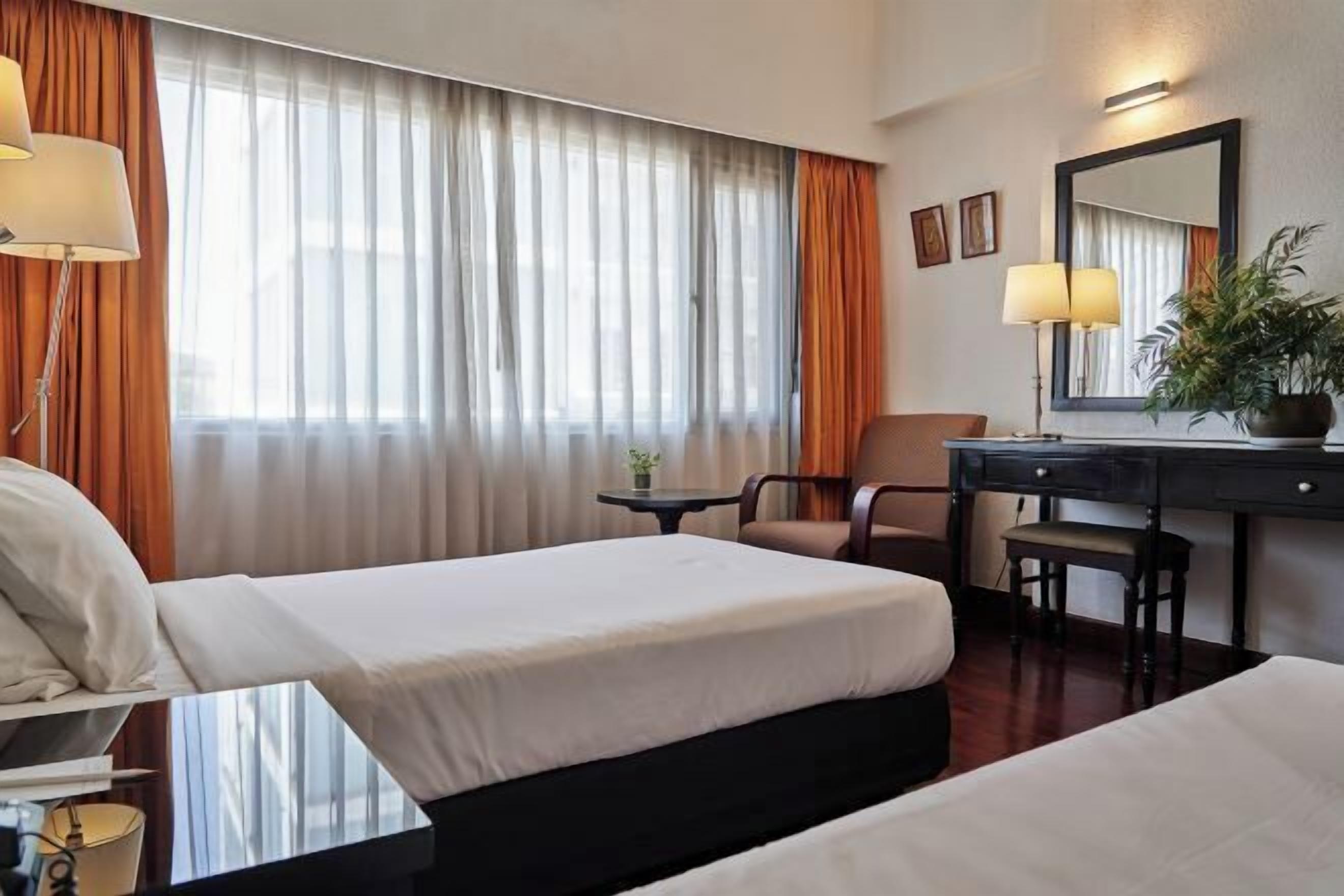 Een minibar, een kluis op de kamer, individueel gemeubileerd