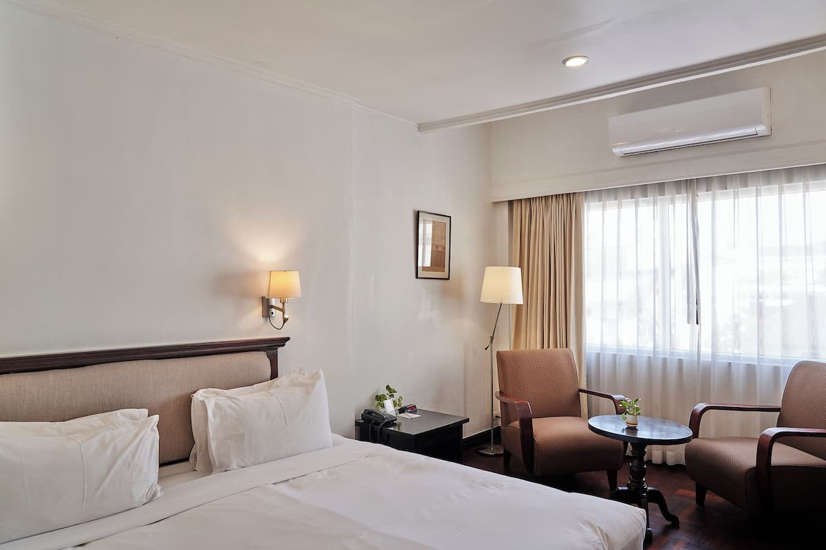 Minibar, caja de seguridad en la habitación y muebles diferentes