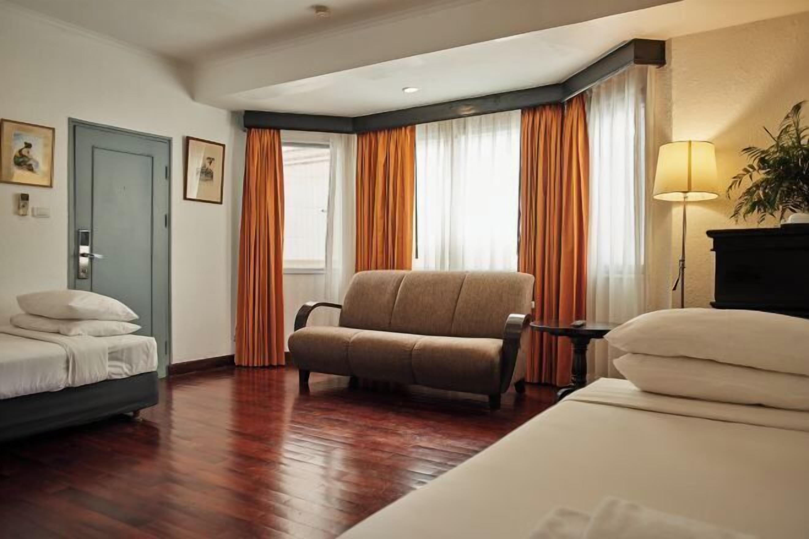 Een minibar, een kluis op de kamer, individueel gemeubileerd