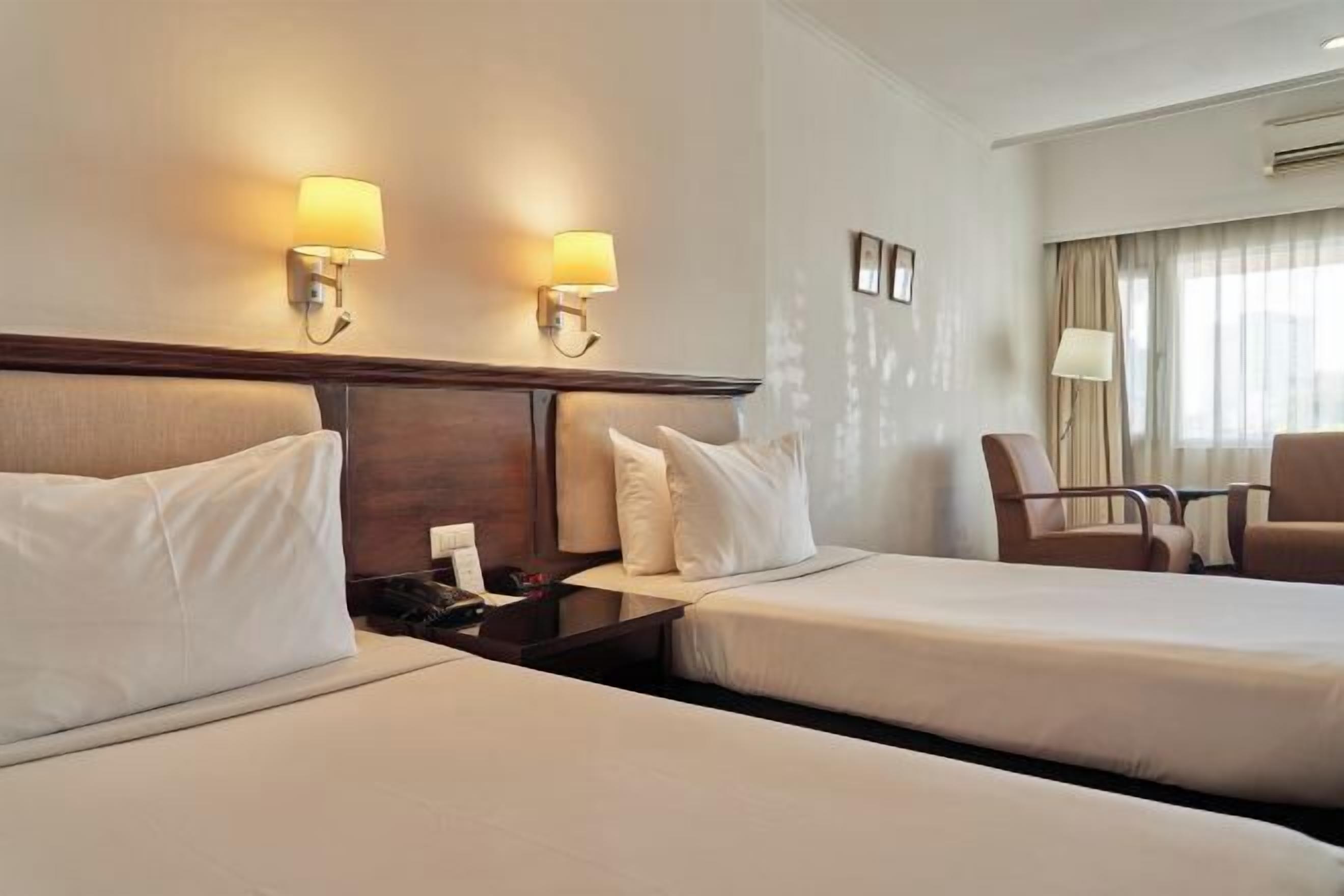 Een minibar, een kluis op de kamer, individueel gemeubileerd