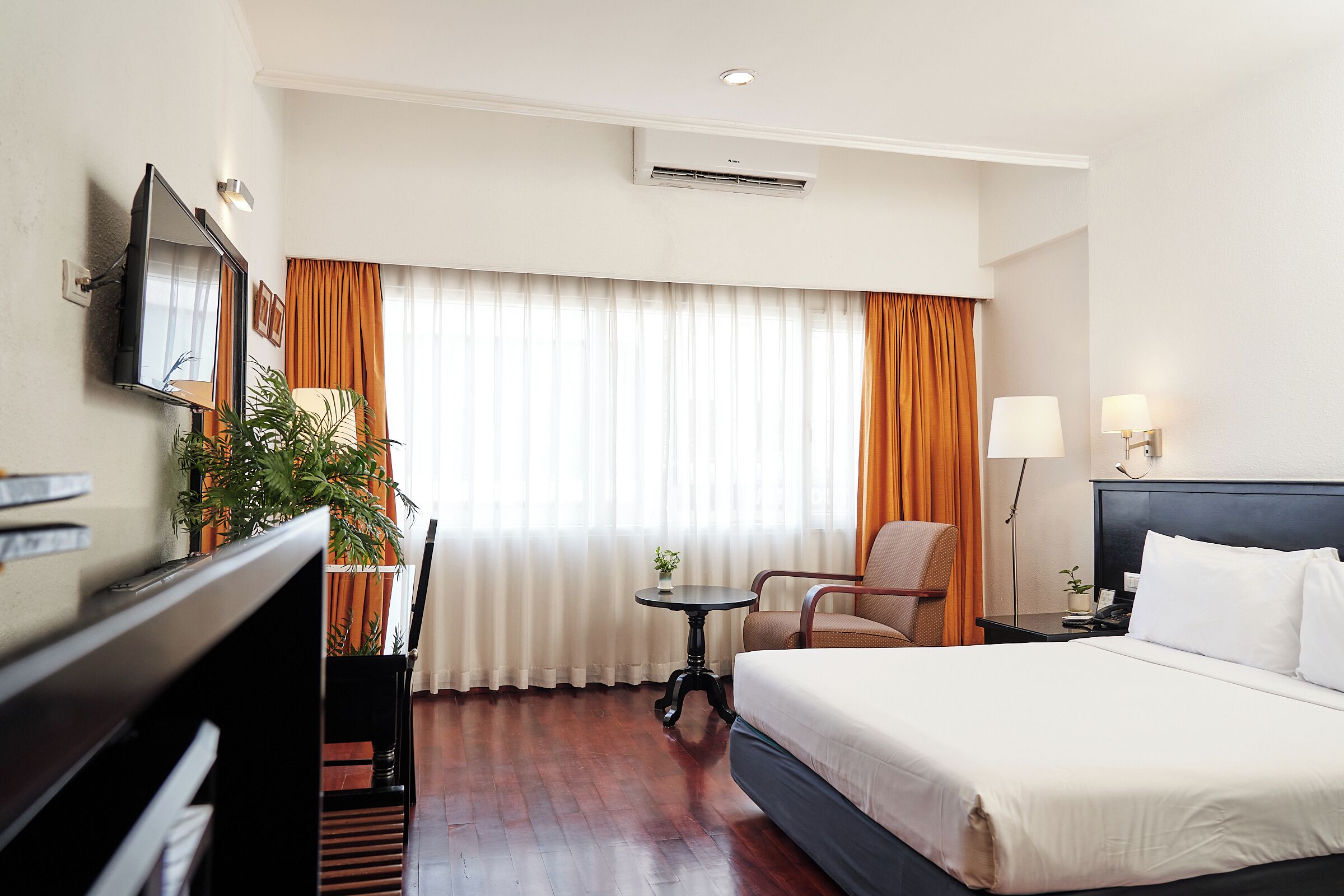 Minibar, caja fuerte, mobiliario individual