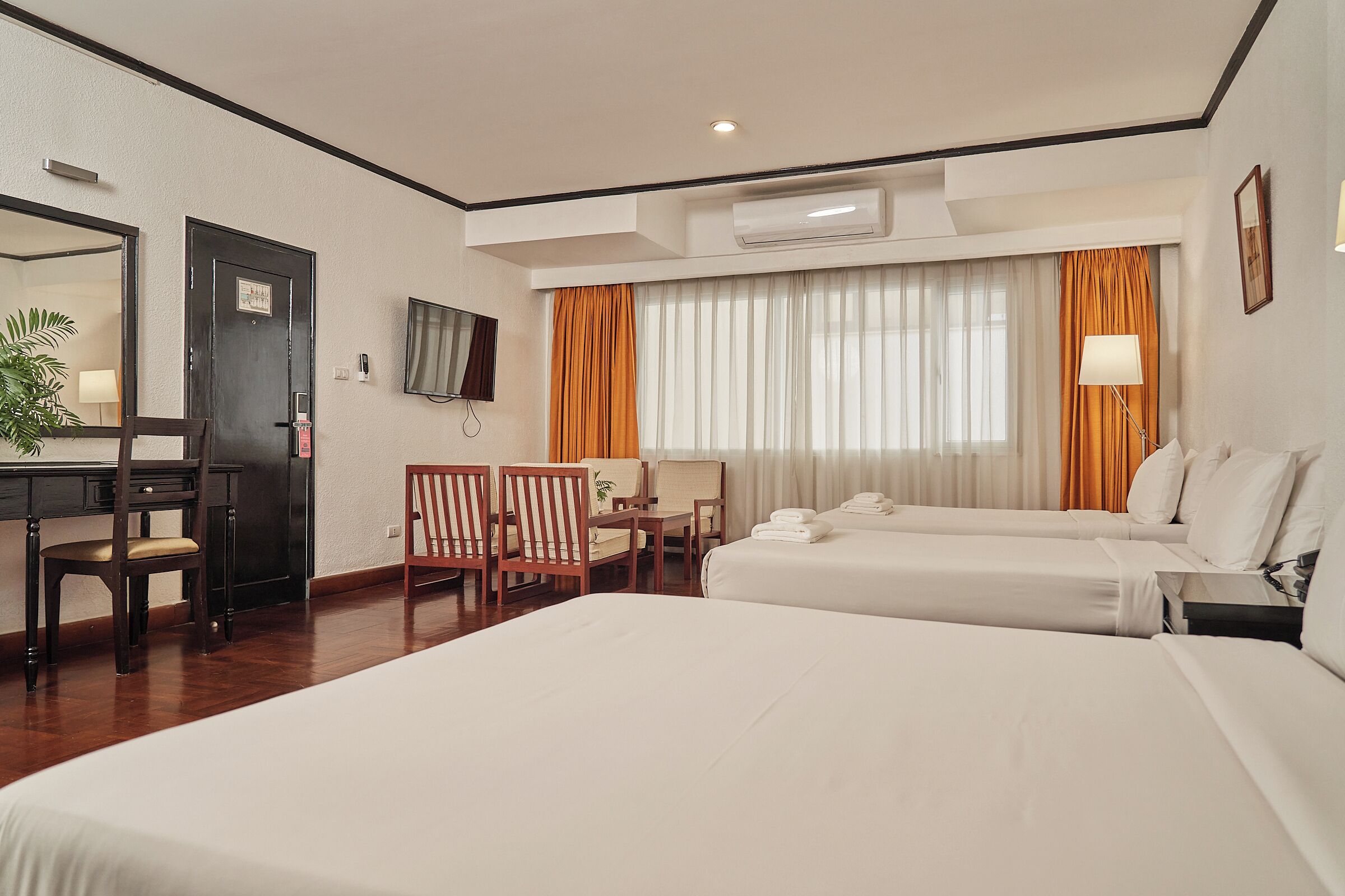 Minibar, caja fuerte, mobiliario individual