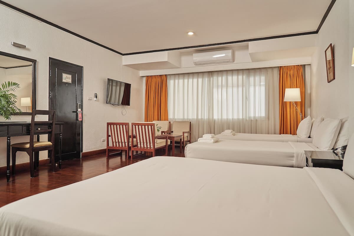 Minibar, caja de seguridad en la habitación y muebles diferentes