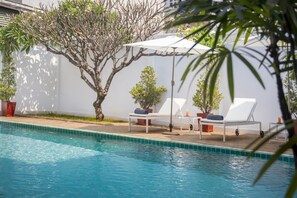 Hồ bơi ngoài trời, dù/ô trên bãi biển/hồ bơi, ghế dài tắm nắng