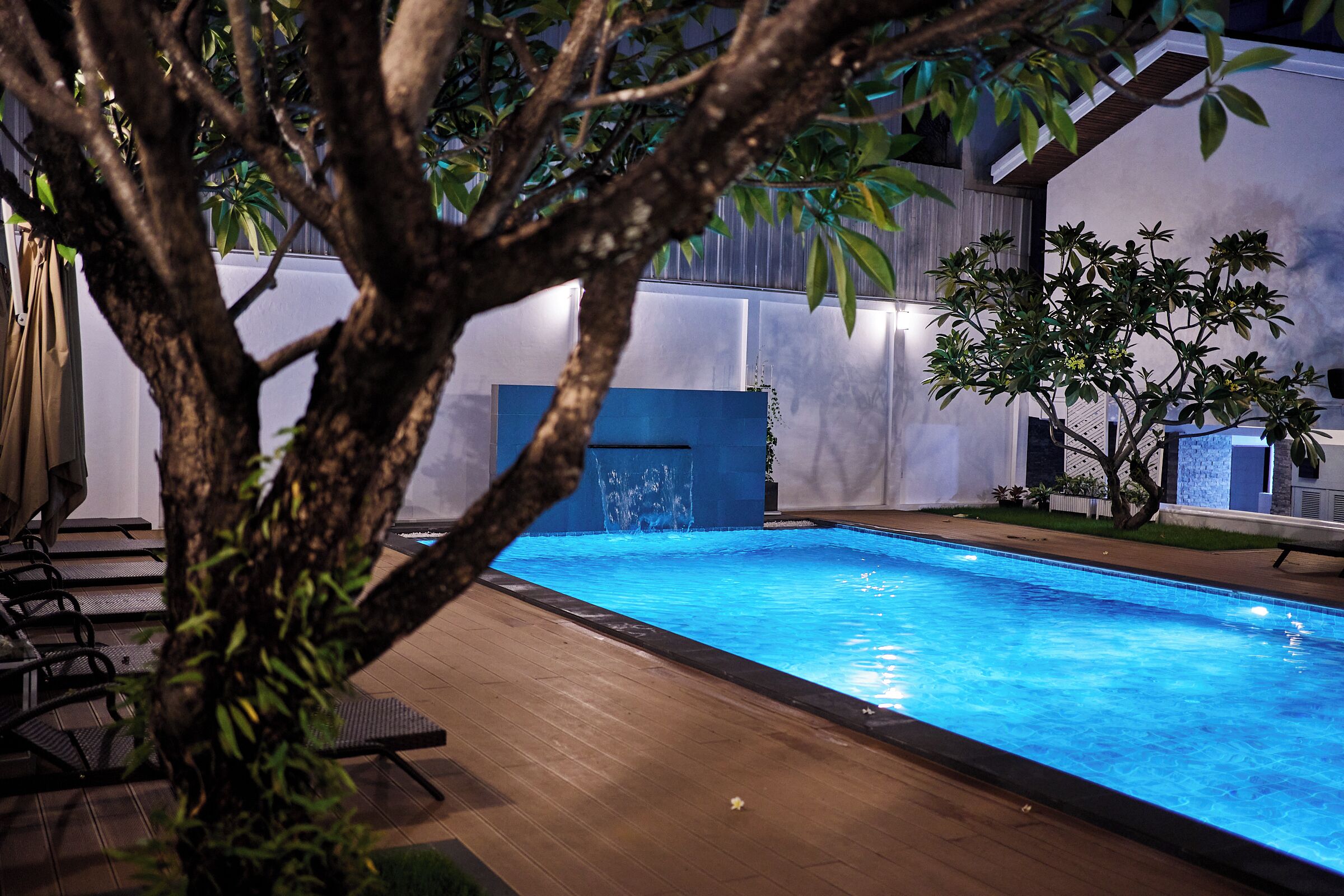 Außenpool, Sonnenschirme, Liegestühle