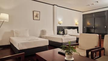 Minibar, in-room safe, laptop workspace, iron/ironing board