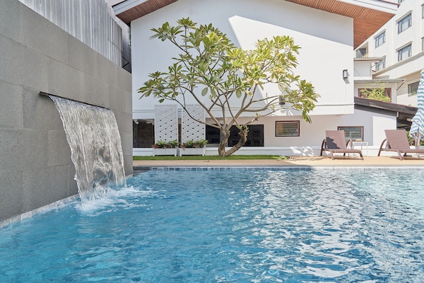 Outdoor pool, pool umbrellas, sun loungers