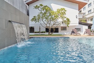 室外游泳池，池畔遮阳伞，日光浴躺椅