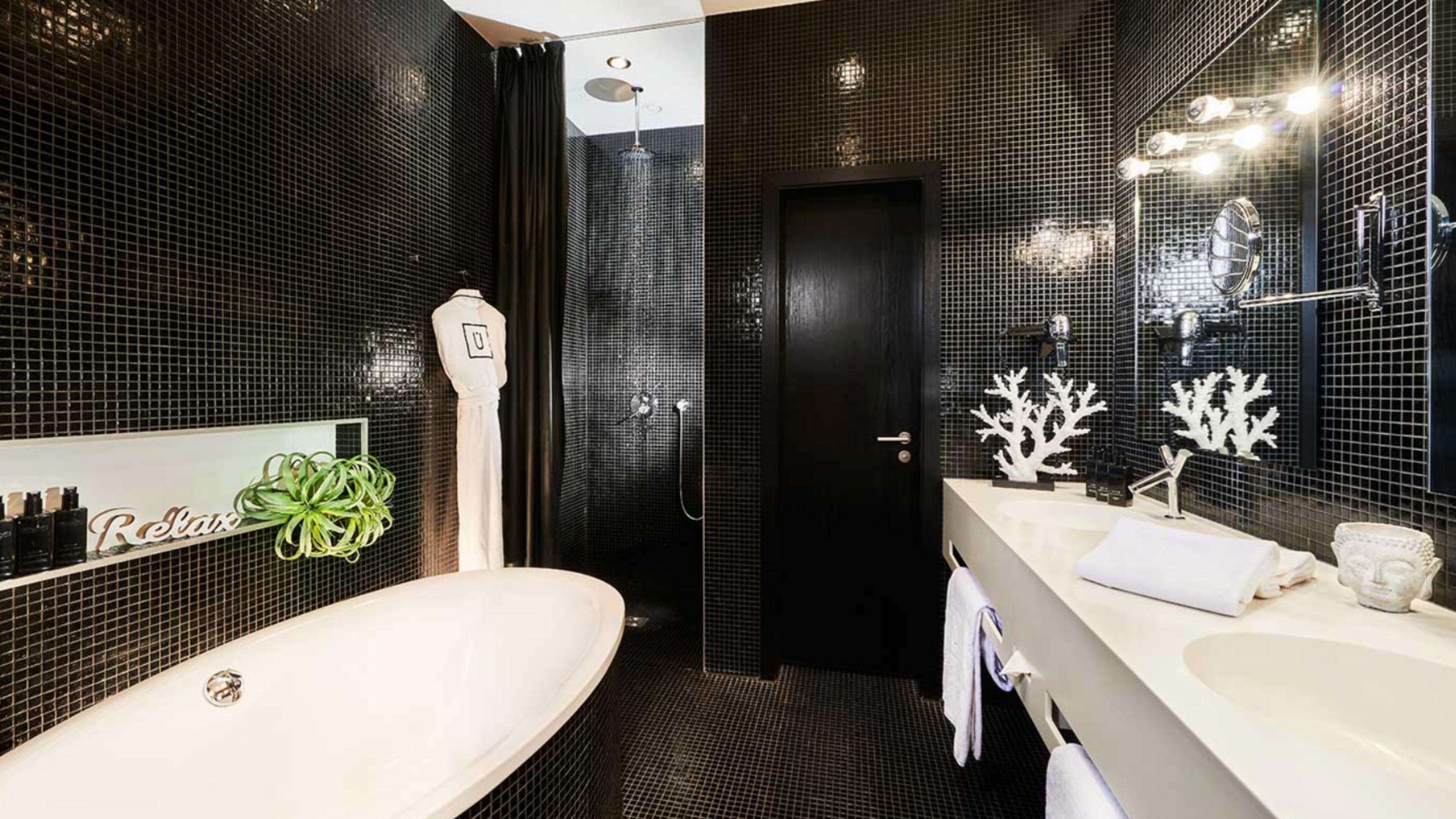 family suite, non smoking, river view | bathroom | deep-soaking bathtub, rainfall showerhead, free toiletries, hair dryer