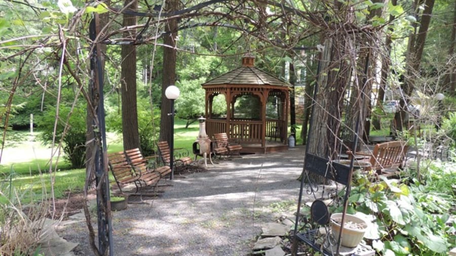 Brookview Manor Inn