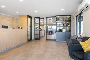 ฝ่ายต้อนรับ