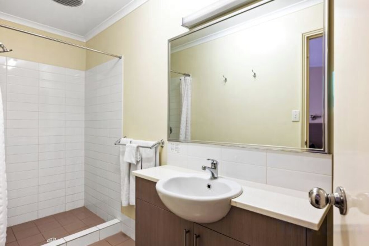 Shower, free toiletries, hair dryer, towels